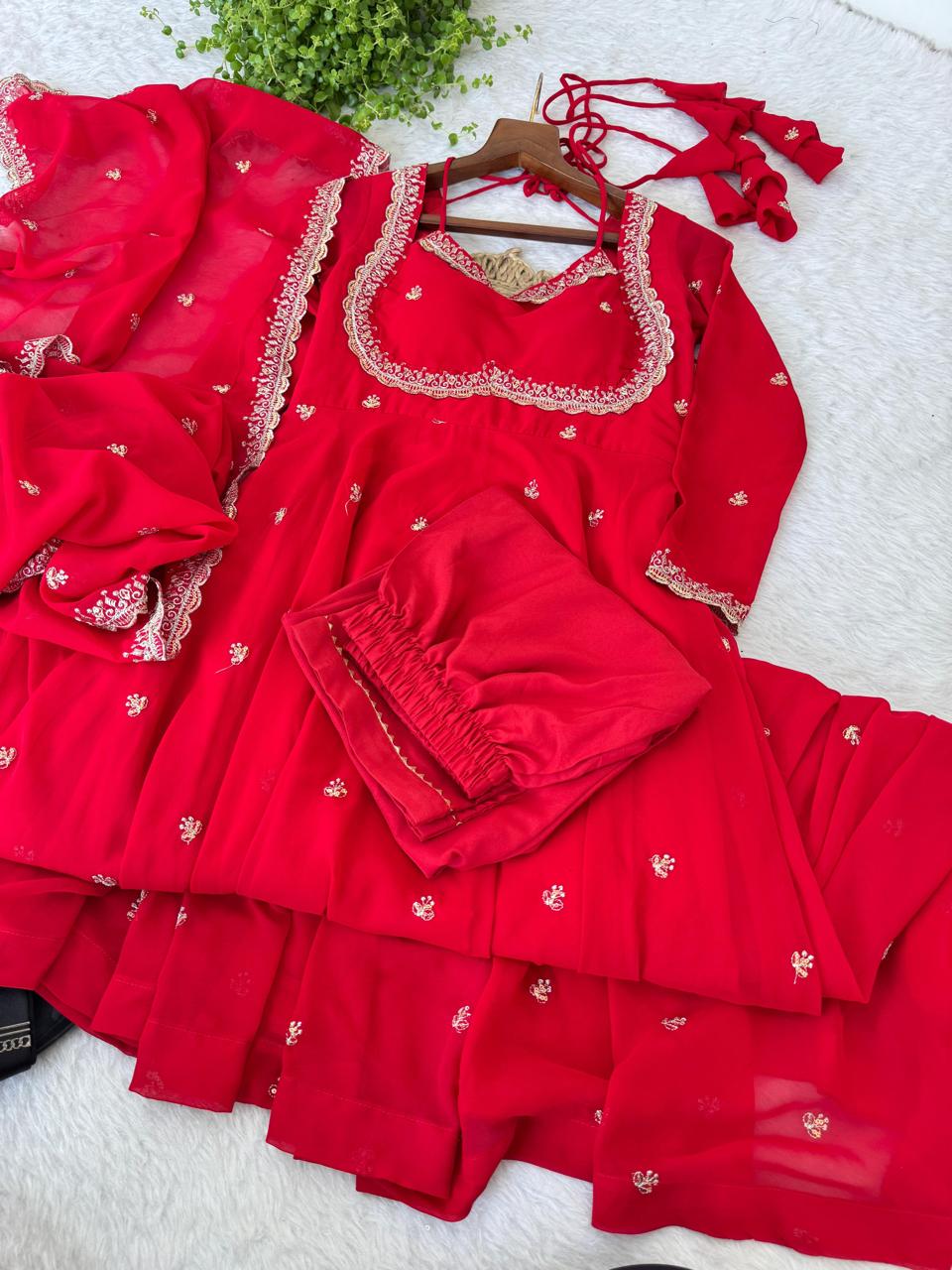 Pretty beauty : Party wear dress